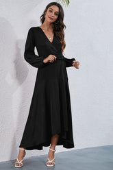 Unregelmäßiges Kleid mit V-Ausschnitt und hoher Taille